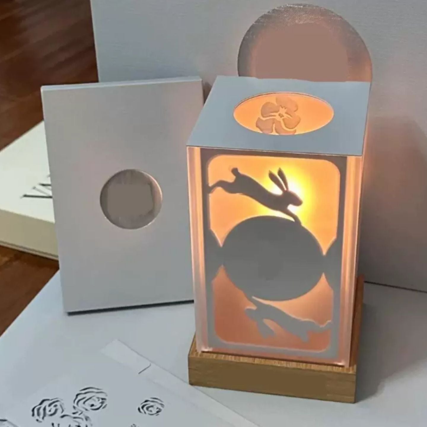 方形亞克力玫瑰DIY紙雕燈禮盒套裝 多套替換光影卡紙 桌面治癒系文創節日送禮小夜燈 Square Acrylic Rose DIY Paper Carving Lamp Gift Set, Replaceable Pattern Desk Night Light