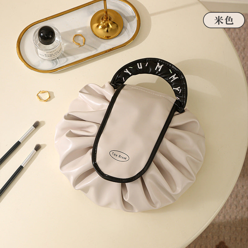 化妝包大容量懶人可攜式外出抽繩輕奢分區化妝納旅行洗漱包 Large Capacity Lazy Drawstring Cosmetic Bag, Light Luxury Compartment Design, Portable Travel Wash Bag for Outdoor Use