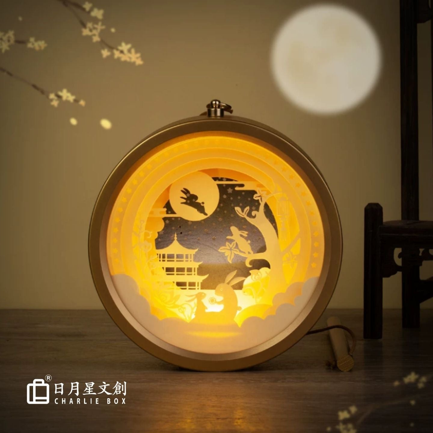 中秋玉兔望月圓形手提紙雕燈籠 金屬圓框可懸掛便攜小夜燈 中秋企業定製文創伴手禮 Mid-Autumn Moon Rabbit Handheld Round Paper Lantern, Customizable Corporate Festival Gift Light