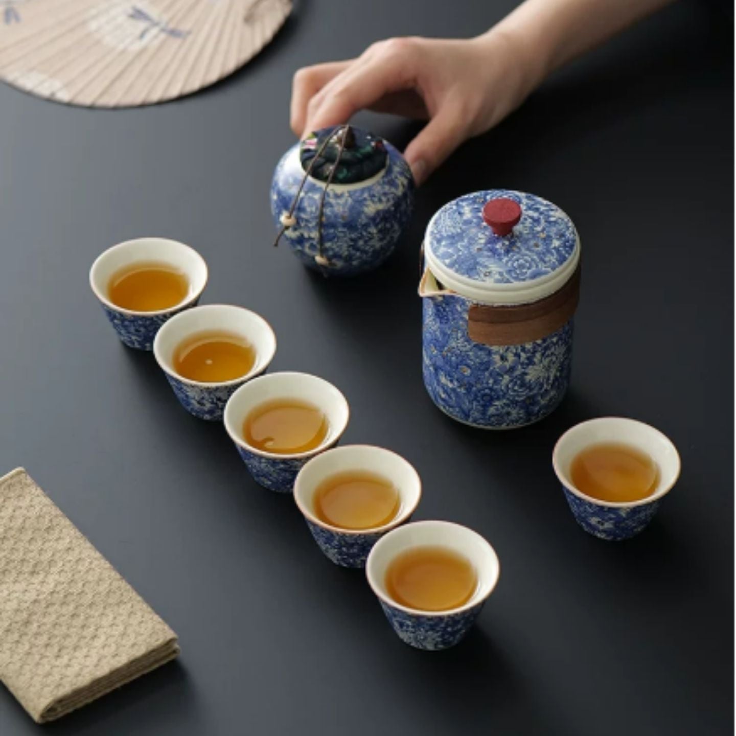 復古滿彩青花便攜功夫茶具 一壺六杯配茶葉罐 國風多人聚會戶外泡茶套裝 Vintage Full Blue and White Porcelain Travel Tea Set with Tea Caddy for 6 People