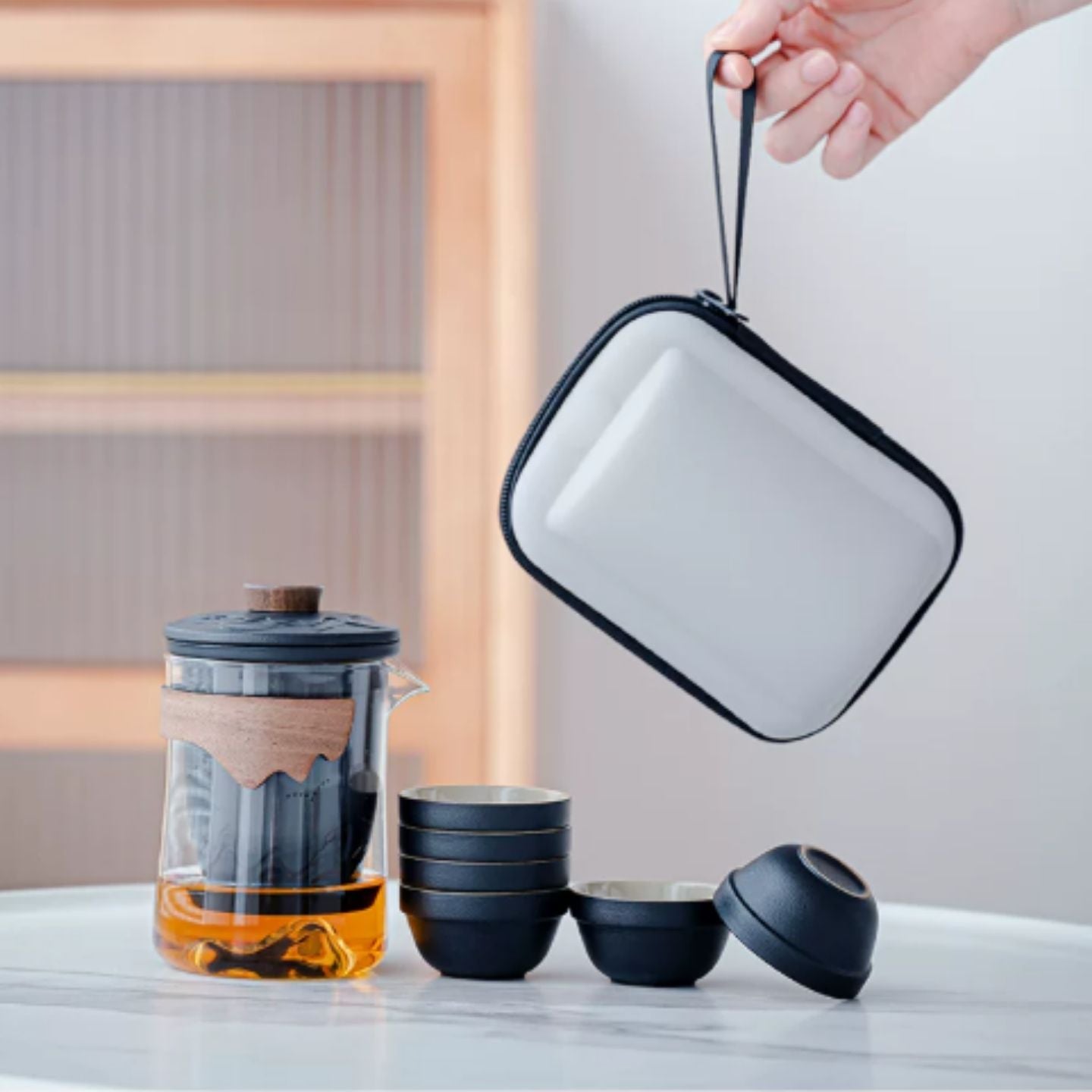 觀山浮雕蓋玻璃一壺六杯旅行茶具 茶水分離 戶外露營大容量功夫快客杯 Mountain Embossed Glass Travel Tea Set with 6 Cups, Large Capacity Camping Tea Kit
