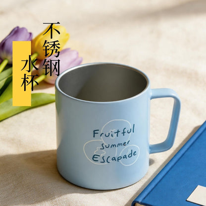 淺藍色英文簡約不鏽鋼馬克杯 啞光 ins 風水杯 居家辦公咖啡飲水杯 Pale Blue Minimalist Letter Stainless Steel Mug, Matte Ins Style Cup, Drinkware for Home Office Coffee