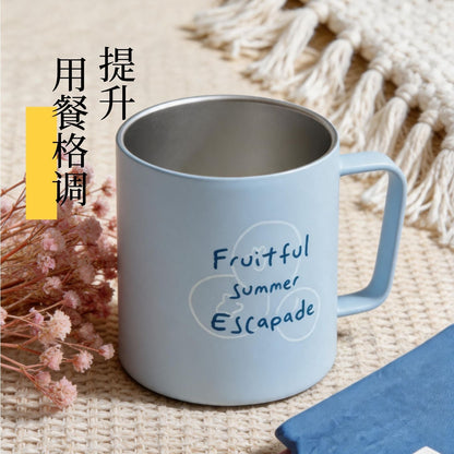 淺藍色英文簡約不鏽鋼馬克杯 啞光 ins 風水杯 居家辦公咖啡飲水杯 Pale Blue Minimalist Letter Stainless Steel Mug, Matte Ins Style Cup, Drinkware for Home Office Coffee