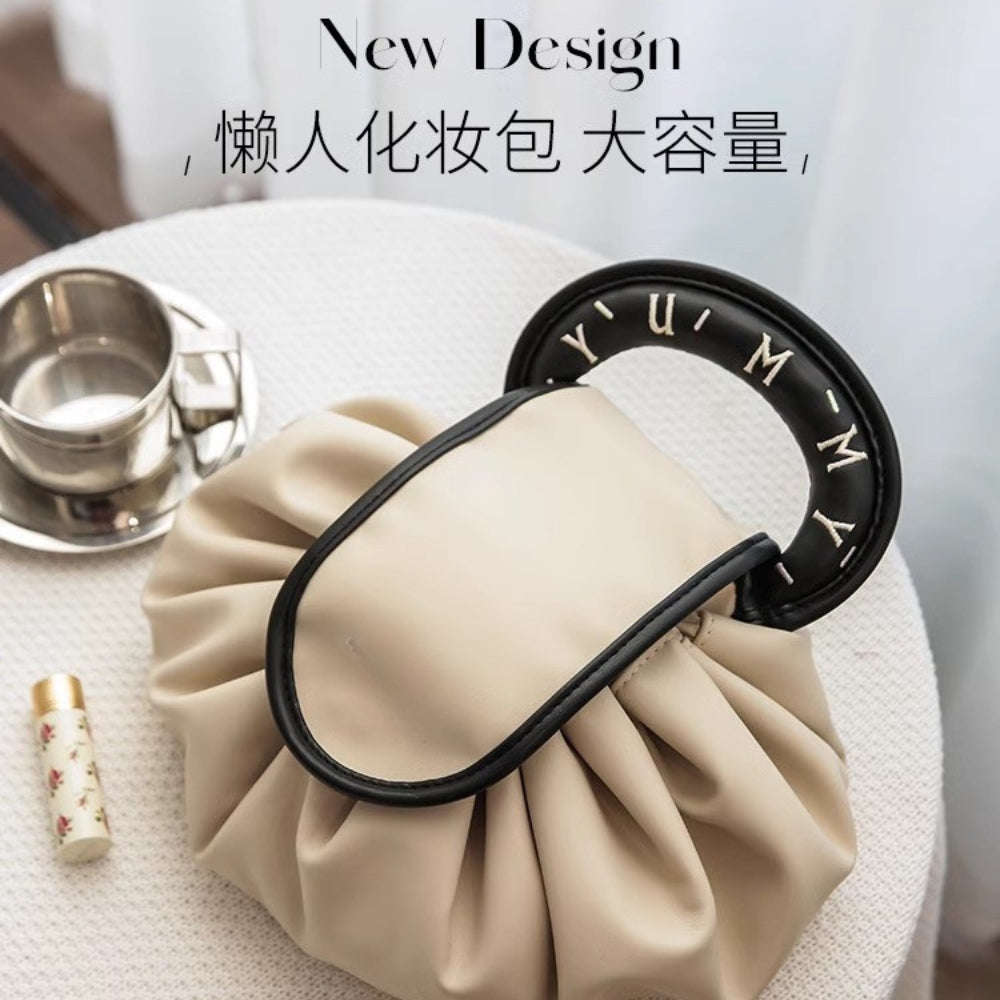 化妝包大容量懶人可攜式外出抽繩輕奢分區化妝納旅行洗漱包 Large Capacity Lazy Drawstring Cosmetic Bag, Light Luxury Compartment Design, Portable Travel Wash Bag for Outdoor Use