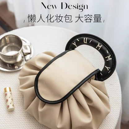 化妝包大容量懶人可攜式外出抽繩輕奢分區化妝納旅行洗漱包 Large Capacity Lazy Drawstring Cosmetic Bag, Light Luxury Compartment Design, Portable Travel Wash Bag for Outdoor Use