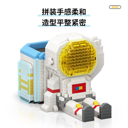微顆粒積木卡通太空人積木筆筒宇航員擺件創意生日禮物 Micro Particle Building Blocks Cartoon Astronaut Pen Holder Creative Desktop Ornament Birthday Gift