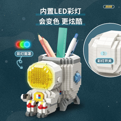 微顆粒積木卡通太空人積木筆筒宇航員擺件創意生日禮物 Micro Particle Building Blocks Cartoon Astronaut Pen Holder Creative Desktop Ornament Birthday Gift