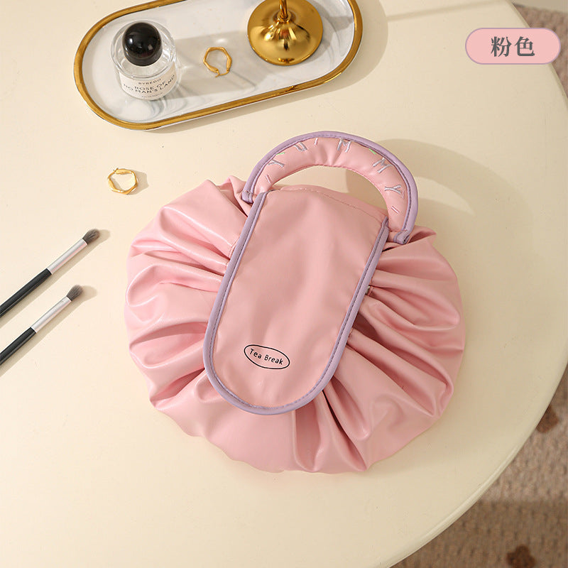 化妝包大容量懶人可攜式外出抽繩輕奢分區化妝納旅行洗漱包 Large Capacity Lazy Drawstring Cosmetic Bag, Light Luxury Compartment Design, Portable Travel Wash Bag for Outdoor Use