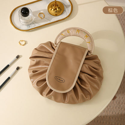 化妝包大容量懶人可攜式外出抽繩輕奢分區化妝納旅行洗漱包 Large Capacity Lazy Drawstring Cosmetic Bag, Light Luxury Compartment Design, Portable Travel Wash Bag for Outdoor Use