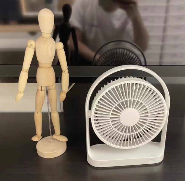 幾素桌面小風扇辦公室桌上 USB 充電宿舍學生電風扇便攜式電扇小型 JISULIFE Desktop Mini Fan – USB Rechargeable for Office, Dorm, Students – Portable Small Electric Fan