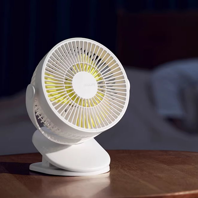 幾素廚房掛壁式小風扇小型學生宿舍床上衛生間輕音夾式USB可充電夾子辦公室桌上桌面牆壁廁所電扇超長續航 JISULIFE Wall-Mountable Clip Fan – Mini for Kitchen, Dorm, Bathroom – Ultra-Quiet, USB Rechargeable, Long Battery Life